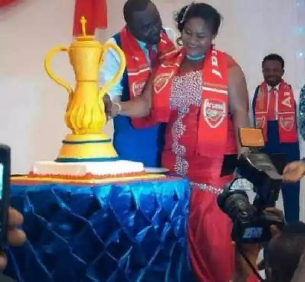 Photo: Fanatic Arsenal couple celebrate their wedding in a unique way